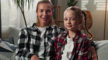 Beyaz, mutlu bir aile, güzel bir anne ve küçük sevimli bir kız çocuğu birlikte gülümsüyor. Tamam jest yap. Çocuk bakımını kabul et.