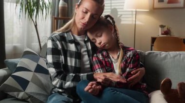 Evde, şefkatli anne destekleyen beyaz bir aile sorunu. Sevimli, sakin, küçük bir çocuk. Üzgün, hayal kırıklığına uğramış, üzgün, üzgün, kanepeye sarılan bir kız çocuğu.