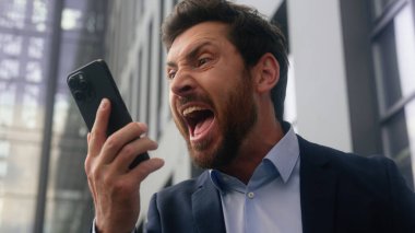 Öfkeli, agresif, çılgın, sinirli, otoriter, bağıran, bağıran, bağıran, Kafkasyalı iş adamı, orta yaşlı, konuşan, cep telefonu tartışması yapan adam.