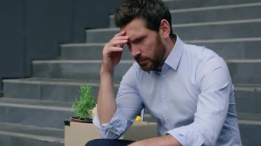 Depresyona giren Kafkasyalı orta yaşlı iş adamı, işten çıkarılan işadamı işsizlik acısı çeken işadamı ile ofis binasının yakınında oturan kafası bozuk duygularını tutarak işini kaybetti.