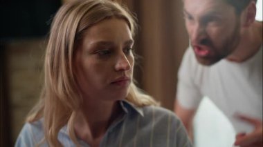 Aile, sabah yatak odasında boşanmayı tartışan beyaz bir çifti strese sokuyor. İlişki sorunları. Öfkeli koca bağırıyor.