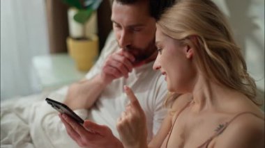 Ailesi, yatak odasında cep telefonu kullanan beyaz bir çiftin konuşmasından memnun. Kız arkadaş, akıllı telefondan kayan bir erkek arkadaş internet sitesinde sörf yapan internet uygulaması sanal uzay kadını satın alıyor.