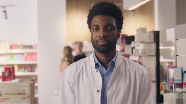 Eczane eczanesinde gülümseyen Afrikalı Amerikalı adam eczacı. Sağlık ürünleri ilaç ilaçları. İlaç tedavisi.