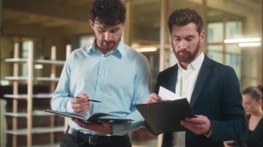 Kafkas erkekleri, iş adamları, girişimciler, iş ortakları, ofis şirketinde iş arkadaşları, erkek yöneticiler, kağıt belgeleri, banka sigorta anlaşmaları, iç mekan danışmanlığı.