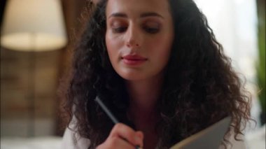 Düşünceli rüya gören genç bir kadın yatakta notlar yazıyor. Kafkasyalı bir kız öğrenci. Günlük sabah yatak odasındaki düşünceleri not ediyor.