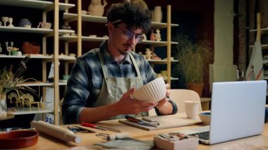 El yapımı çömlekçilik Kafkasyalı esnaf heykeltraş çömlekçi ustası el işi çanak porselen el işi profesyonel zanaatkar küçük işletme sahibi özel tasarım seramik dekorasyonu