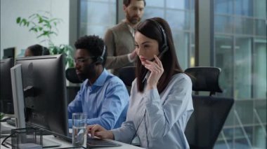 Çok ırklı Çağrı Merkezi Destek Servisi Kafkas Erkek Yöneticisi Tableti Ekran Kulaklığı Kadın Afrikalı Hintli çalışanlara yardım