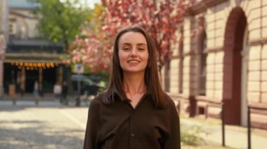 Şehirdeki mutlu beyaz kadın iş kadını portresi evet olumlu cevap ver iş kadını gülümsemesi sokağa bakan kameraya bakıyor jestler onaylandı