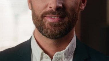 Yarım yüz portresi, erkek, sağlıklı dişler, gülümseyen mutlu, Kafkasyalı, yetişkin, iş adamı, ofis içi sakallı, diş bakımı pozitif.