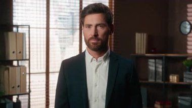 Gülümseyen olumlu iş adamı, beyaz tenli orta yaşlı işadamı, kameraya bakarak göz kırpıyor. İyi iş başarısı, girişimci müdürü, 40 'ların resmi işveren portresi.