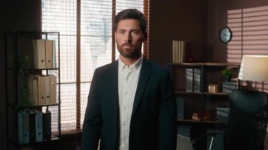 Olumlu gülümseyen iş adamı kendinden emin, orta yaşlı, resmi, 40 'lı yaşlarda iş adamı. Ofisteki erkek girişimci kameraya bakarak poz veriyor. Mutlu, kaygısız, yeni başlayan proje yöneticisi.