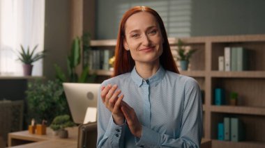 Gülümseyen Kafkasyalı iş kadını mutlu iş kadını kız işkadını işkadını kadın yönetici kadın tasarımcı mimar ofis şirketini alkışlayan alkışları alkışlayarak başarıyı kutladı