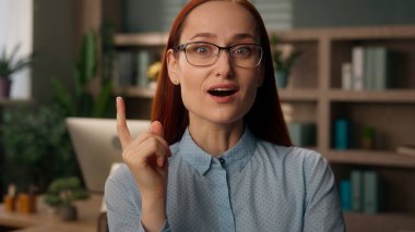 Düşünceli Kafkasyalı iş kadını girişimci kadın ofis çalışanı iş kadını, iş kadını olduğunu düşünen işkadını. Düşünceli düşüncelerin ilham verdiğini düşünen. Fikir üretmek, fikir üretmek, güler yüzlü gülümseme sorusu.