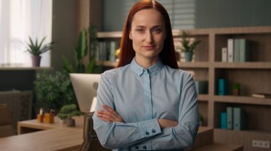 Ofisteki iş kadını Kafkas pozu veren başarılı iş kadını, girişimci yatırımcı, işveren, yönetici, silahlarını çekmiş, kadın şirket sahibi portresi oluşturmuş.