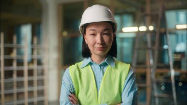 İnşaat mimarlığı yapan Çinli kadın müteahhit inşaat mühendisi el sıkışarak kafa salladı Asyalı Koreli Japon kız müfettiş kontrolünde mühendislik imalatı.