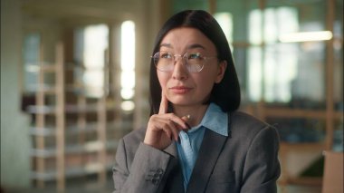 Düşünceli Asyalı kadın işkadını ofis müdürü iş adamı Çinli Koreli bir Japon kızın bir fikir planladığını düşünen beyin fırtınası rüyasını analiz eden bir iş kadını.