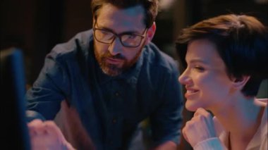 Akşamları ofiste çalışan iş kadını akıl hocası asistanı çevrimiçi bilgisayar ticareti beyaz iş kadını iş adamı işbirliği yapan iş arkadaşları geliştirin.