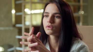 Ofisteki dalgın üzgün kadın iş kadını Kafkasyalı iş kadını düşünceli bir iş kadını, bir kadının üzgün olduğunu düşünmesi şüphe uyandırıcı bir soru genç bir öğrencinin sorununu çözme konusunda kafa yorması.