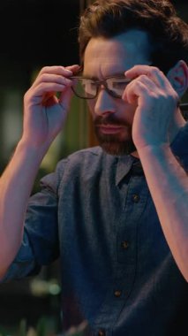 Karanlık gece ofisindeki iş adamı gözlüklü iş adamı internette çalışıyor geç saatlere kadar çalışan, gözlüklü, orta yaşlı, profesyonel bir işçi fazla görme yetisini koruyor.