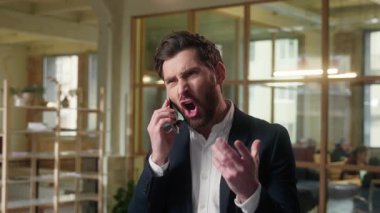 Öfkeli, öfkeli, iş adamı, sinirli iş adamı, kızgın iş adamı, kızgın iş adamı, bağıran, ofisteki Kafkas işvereni, bağıran, bağıran, bağıran, çatışan, duygusal çığlık atan, stresli erkek adam.