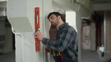 İnşaat işlerinde mühendis tamir işi. Kafkasyalı mimar. Kabarcık seviyesinde aletler inşa ediyor. Erkek ustabaşı elektrikçi tamirci.