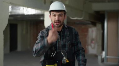 Öfkeli, öfkeli, öfkeli, Kafkasyalı, kavgacı, kavgacı, işçi, işçi, işçi, işçi, işçi, mimar, sorun var, endüstriyel diye bağırıyor.