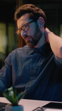 Kafkasyalı iş adamı girişimci bilgisayarlı iş yeri sendromu boyun ağrısı boyun ağrısı boyun ağrısı aşırı çalışan erkek işkolik rahatsızlığı gece ofisindeki sağlık sorunu yaralanması