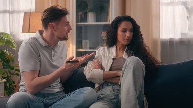 Kafkasyalı çift sorunları sosyal medyada yanlış anlaşılmaları tartışıyor erkek koca kavgası İspanyol kadın kız arkadaş eş ev telefonu tartışması