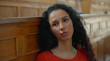 Stresli, yorgun, üzgün, sinirli, uykusuz, uykusuz, Latin, kız öğrenci, sınıf üniversitesi oditoryum, uyku uykusuzluğu, sıkıcı, sıkıcı bir ders.