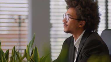 Düşünceli, mutlu, düşünceli, Afro-Amerikalı, iş adamı, erkek, işadamı, girişimci, yönetici, şirket yöneticisi, düşünceli, güler yüzlü, güler yüzlü, işe başlama stratejisi.