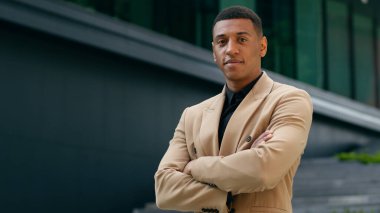Kendine güvenen Afro-Amerikan gülümseyen sakin iş adamı iş adamı erkek yatırımcı emlak tüccarı girişimci şehirde kameraya bakarak el sıkıştı