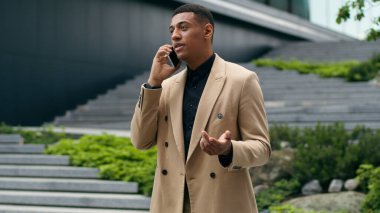 Afrikalı Amerikalı erkek girişimci, işveren müdürü, işveren, iş adamı, emlakçı, emlakçı, şehir iş adamı, konuşan cep telefonlu akıllı telefon konuşmaları, telefon görüşmeleri, telefon görüşmeleri.