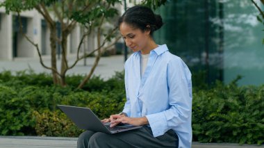 Afrikalı Amerikalı iş kadını işveren kadın iş kadını kadın bayan bayan bayan yönetici kadın girişimci serbest çalışan online daktilo dizüstü bilgisayar sohbeti yapan şehirdeki e-öğrenim internet bilgisayarı