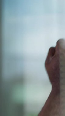 Dikey görüş Afrikalı Amerikalıların bağırışlarını bastırıyor. Öfkeli iş adamı, cep telefonunun cam camına el çarptığını savunuyor. Erkek akıllı telefon kavgası hiddetli.