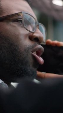 Dikey bakış, öfkeli duygu, Afrikalı Amerikalı iş adamının bağırışlarını, ofisteki rahatsız olmuş etnik iş adamının iş yerinde cep telefonuyla yaptığı tartışmaları vurguladı.