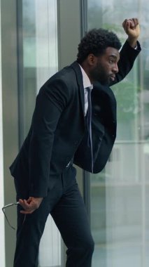 Dikey bakış açısı, ofisin penceresine dayanmış yorgun Afrikalı Amerikalı iş adamının sorunlu, yorgun, profesyonel iş krizi düşünceli, düşünceli, aşırı çalışkan,