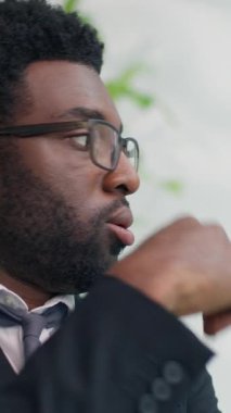 Dikey görüş stresi, Afrikalı Amerikalı iş adamı panik atak, panik atak, anksiyete sorunu, ofis çalışanı, pencereye yaslanmış, sinirsel iş başarısızlığı, duygusal çöküntü yaşıyor.