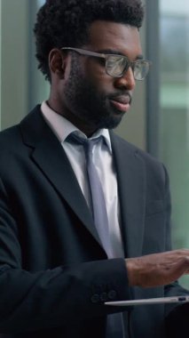 Dikey görüş, ofiste dizüstü bilgisayarı yazan düşünceli, düşünceli, odaklanmış iş adamı, profesyonel bilgisayar ajanı,