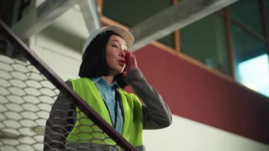 Asyalı Japon müteahhit kadın işkadını kadın inşaat yöneticiliği profesyonel müfettişi işaret eden Koreli Çinli kız iş adamı imalat endüstrisini açıklıyor