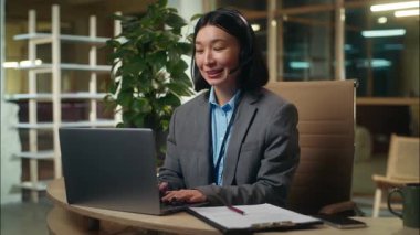 Neşeli, Asyalı, yardımsever, Asyalı kadın danışman bilgisayar uzmanı, iş kadını, iş kadını, ofis konferansında kulaklık takıyor. Müşteri hizmetleri, müşteri hizmetleri.