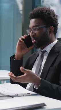 Afrika kökenli Amerikalı bir adam cep telefonlu akıllı telefon işadamı neşeli etnik adam gülümseyen işletme yöneticisi ofis konuşmasında çalışan girişimciyi arıyor.