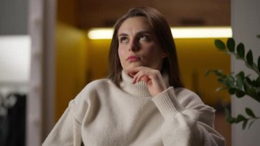 Düşünceli Kafkasyalı kadın, ev içinde çene hareketlerine dokunan bir kadın hayal etmeyi düşünüyor. Düşünen kız, daire sahibi iş kadını iş kadını fikrini hatırlıyor musun?