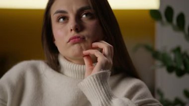 Yüzü kapatın. Düşünceli, kafası karışık, beyaz iş kadını. Düşünen bir kadın. Düşünen bir kadın.