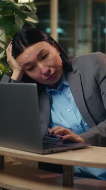 Sıkıcı, Asyalı, Çinli Japon kadın üzgün, kız, iş kadını ofis işkadını, motivasyonsuz, bilgisayar çalışanı, kapalı alanda sıkıcı, tembellik yapan, bilgisayar başında çalışan, tembel bir yönetici.