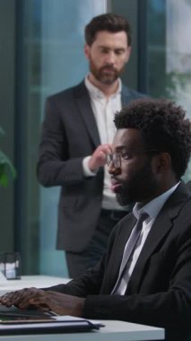 Afrika kökenli Amerikalı çalışan bilgisayar çalışanı Kafkasyalı patron yönetici akıl hocası omuz işadamları iş adamları ofis çalışanları erkek çeşitlilik erkek iş arkadaşları...