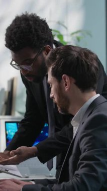 Sinirli Afrikalı Amerikalı lider, Kafkasyalı ofis çalışanı işadamının hatalı olduğunu ileri sürerek azarlıyor.