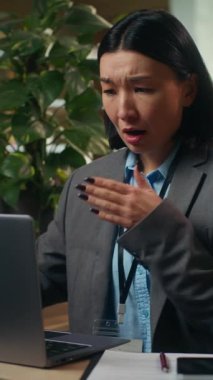 Gergin Asyalı Koreli Çinli iş kadını dizüstü bilgisayarı arıyor proje başarısızlığını iş kadını ofis çalışanı bayan çalışan kadın yönetici bilgisayar hatasını bozdu