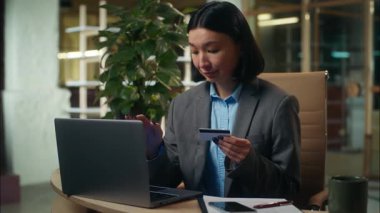 Kafası karışmış Asyalı Çinli Japon kadın endişeli iş kadını banka kredi kartı iş kadını iş kadını iş kadını internet ofis ödemesi sorunu reddetme sanal para sorunu