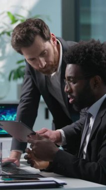 İki iş adamı Afrika kökenli Amerikalı çalışan Kafkas lideri hakkında konuşuyor. Takım çalışması yapıyorlar. Projeyi tartışıyorlar.