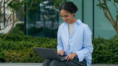 Afro-Amerikalı etnik öğrenci serbest çalışan kadın girişimci kadın girişimci bayan işveren yönetici şehir dışındaki iş kadını şehir dışında çalışan şehir dışı iş kadını bilgisayarlı bilgisayar daktilo işi online çalışma